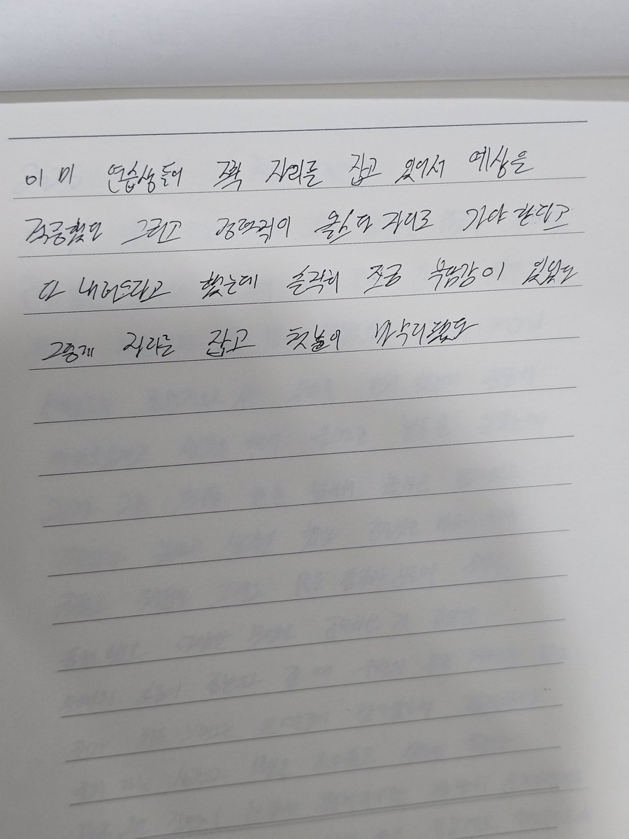 KIMJUNMIN_TH's tweet photo. [TRANS📋] PLANET DIARY #KIMJUNMIN  
After : Journey’ Exhibition 🏛️
 
ไดอารี่จากจุนมินมินที่ใช้ชีวิตอยู่ในรายการ 
BOYS II PLANET — เรื่องราวมากมายสำหรับเด็กชายคนหนึ่ง ที่ฝันอยากจะเดบิวต์ค่ะ

ทางบ้านอยากให้ทุกคนรู้ถึงความพยายามและตั้งใจของ #คิมจุนมิน จึงได้แปลไดอารี่มาทั้งหมดหากผิดพลาดประการใดขออภัยด้วยค่ะ (ลายมืออ่านยากมากค่ะ 😿) 

💭🐈‍⬛🐾

📝 20250511 — การเจอกันครั้งแรก

วันนี้อากาศร้อนมาก แดดแรงจนตัวเหนียวไปหมด ถึงจะเหงื่อออกแต่ก็ยังตื่นเต้นสุดๆ ใจคิดตลอดว่า “��ครจะมาในงานนี้นะ”  พอเดินเข้าไปในงานก็รู้สึกคึกคักทันที  เหล่าผู้ฝึกซ้อมที่นั่งอยู่ในสตูดิโอดูมีพลังมาก ทุกการเคลื่อนไหวทำให้ใจเต้นแรงกว่าเดิม  ระหว่างคุยกันและฟังเรื่องราวต่างๆ เวลาก็ผ่านไปแบบไม่รู้ตัว  ถึงจะเป็นการเจอกันสั้นๆ แต่ก็ทิ้งความประทับใจไว้เต็มหัวใจ~♥️

📝 20250511 (ต่อ)

ทุกคนดูเหมือนมีที่ของตัวเองอยู่แล้ว เลยอดสงสัยไม่ได้ว่า “พวกเขาจะเก่งขนาดไห���กันนะ”  ทุกคนเต็มไปด้วยความมั่นใจและมุ่งมั่นจริงๆ  ถึงจะพยายามทำหน้านิ่งๆ แต่ก็อดรู้สึกทึ่งไม่ได้  แค่เห็นประกายแรกของความฝันก็ทำให้หัวใจอบอุ่น อยากติดตามมากขึ้นเรื่อยๆ

#김준민 #KIMJUNMIN #제이더 #JAYDER #BOYS2PLANET #보이즈2플래닛  #คิมจุนมิน  #KIMJUNMINTH #WHIB