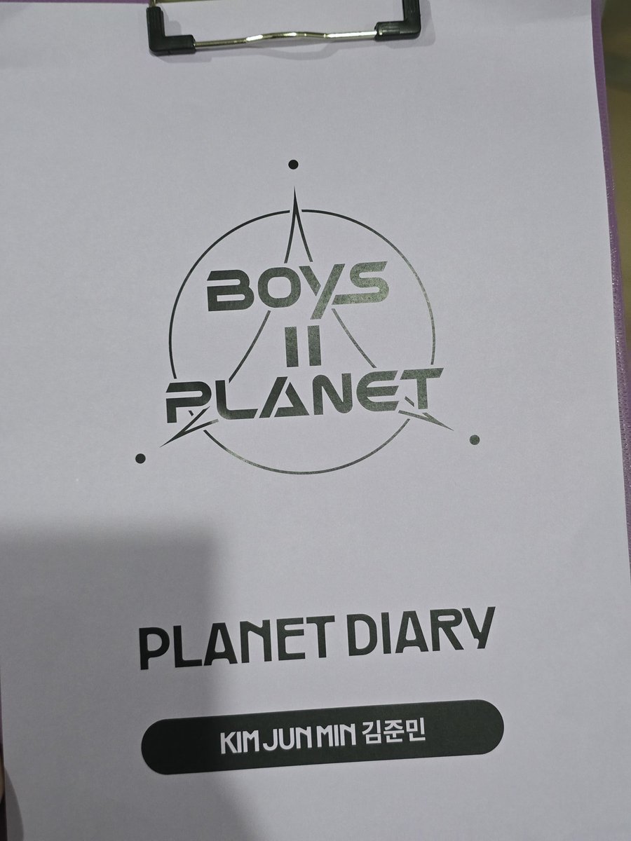 KIMJUNMIN_TH's tweet photo. [TRANS📋] PLANET DIARY #KIMJUNMIN  
After : Journey’ Exhibition 🏛️
 
ไดอารี่จากจุนมินมินที่ใช้ชีวิตอยู่ในรายการ 
BOYS II PLANET — เรื่องราวมากมายสำหรับเด็กชายคนหนึ่ง ที่ฝันอยากจะเดบิวต์ค่ะ

ทางบ้านอยากให้ทุกคนรู้ถึงความพยายามและตั้งใจของ #คิมจุนมิน จึงได้แปลไดอารี่มาทั้งหมดหากผิดพลาดประการใดขออภัยด้วยค่ะ (ลายมืออ่านยากมากค่ะ 😿) 

💭🐈‍⬛🐾

📝 20250511 — การเจอกันครั้งแรก

วันนี้อากาศร้อนมาก แดดแรงจนตัวเหนียวไปหมด ถึงจะเหงื่อออกแต่ก็ยังตื่นเต้นสุดๆ ใจคิดตลอดว่า “��ครจะมาในงานนี้นะ”  พอเดินเข้าไปในงานก็รู้สึกคึกคักทันที  เหล่าผู้ฝึกซ้อมที่นั่งอยู่ในสตูดิโอดูมีพลังมาก ทุกการเคลื่อนไหวทำให้ใจเต้นแรงกว่าเดิม  ระหว่างคุยกันและฟังเรื่องราวต่างๆ เวลาก็ผ่านไปแบบไม่รู้ตัว  ถึงจะเป็นการเจอกันสั้นๆ แต่ก็ทิ้งความประทับใจไว้เต็มหัวใจ~♥️

📝 20250511 (ต่อ)

ทุกคนดูเหมือนมีที่ของตัวเองอยู่แล้ว เลยอดสงสัยไม่ได้ว่า “พวกเขาจะเก่งขนาดไห���กันนะ”  ทุกคนเต็มไปด้วยความมั่นใจและมุ่งมั่นจริงๆ  ถึงจะพยายามทำหน้านิ่งๆ แต่ก็อดรู้สึกทึ่งไม่ได้  แค่เห็นประกายแรกของความฝันก็ทำให้หัวใจอบอุ่น อยากติดตามมากขึ้นเรื่อยๆ

#김준민 #KIMJUNMIN #제이더 #JAYDER #BOYS2PLANET #보이즈2플래닛  #คิมจุนมิน  #KIMJUNMINTH #WHIB