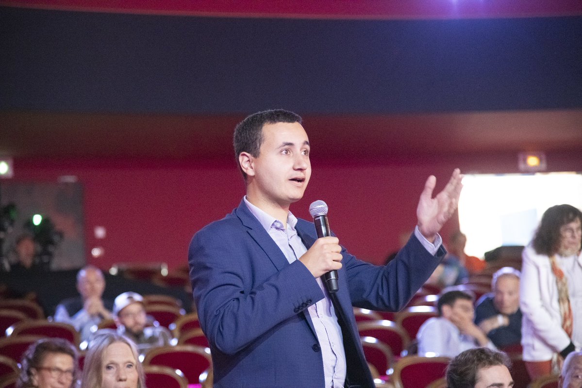 J_Democrates's tweet image. 🌍 En plénière à l’#URMoDem : « Comment re-faire de l’immigration une chance ? »

👉 Un sujet trop souvent confisqué par les extrêmes, mais sur lequel la jeunesse centriste propose une nouvelle voie, humaine et responsable.

👏 Merci à @EliasKari78 pour son travail !