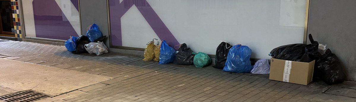 Els veïns i veïnes del carrer Cadis de #badalona són una categoria diferent de ciutadans? Paguen uns impostos diferents? Tenen uns altres drets? No ho entenc. Si hi ha una explicació raonable, podeu dir-la? <a href="/AjBadalona/">Ajuntament de Badalona</a> #districte1 <a href="/avcentrebdn/">AV Centre</a>