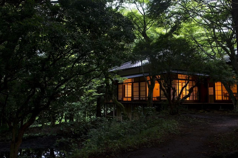 sora_413_'s tweet photo. **神奈川・箱根にある「箱根リトリート villa 1/f（ワンエフ）」は、森と温泉に包まれた隠れ家ヴィラ。**
木と石の落ち着いた調度が心地よく、窓を開けると緑と湯気の香りがすっと入ってくる。客室露天風呂でのんびり湯浴みして、星空を見あげながら外気浴する時間が、日常を忘れさせてくれる。

#GEEKHOTELS #神奈川 #箱根