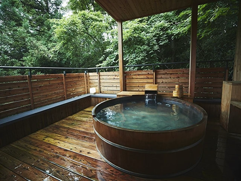 sora_413_'s tweet photo. **神奈川・箱根にある「箱根リトリート villa 1/f（ワンエフ）」は、森と温泉に包まれた隠れ家ヴィラ。**
木と石の落ち着いた調度が心地よく、窓を開けると緑と湯気の香りがすっと入ってくる。客室露天風呂でのんびり湯浴みして、星空を見あげながら外気浴する時間が、日常を忘れさせてくれる。

#GEEKHOTELS #神奈川 #箱根