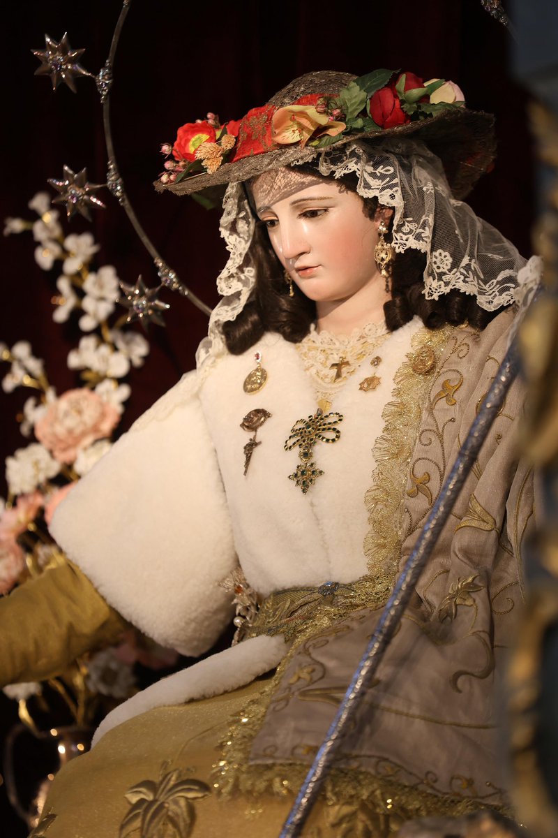 “Sueña Sevilla con ser
espejo de tu carita,
y recrearse en la luz
del perfil de tu sonrisa.”

Hoy es 𝐬𝐚́𝐛𝐚𝐝𝐨, 𝐝𝐢́𝐚 𝐝𝐞 𝐥𝐚 𝐕𝐢𝐫𝐠𝐞𝐧.

✍️ Javier Campos Rejo
📸 <a href="/comunican2svq/">Comunican2 Sevilla</a> 

#PastoradeCapuchinos