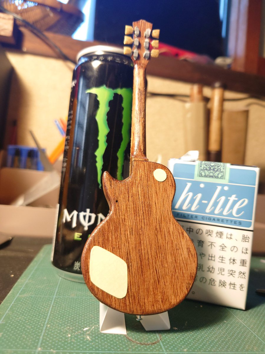 N14JunkGuitar's tweet photo. 刃物の練習がてら
ちっちゃいギター作ったんだ！

#ミニチュア　#ハンドメイド　#ギター https://t.co/7L1guNQasf