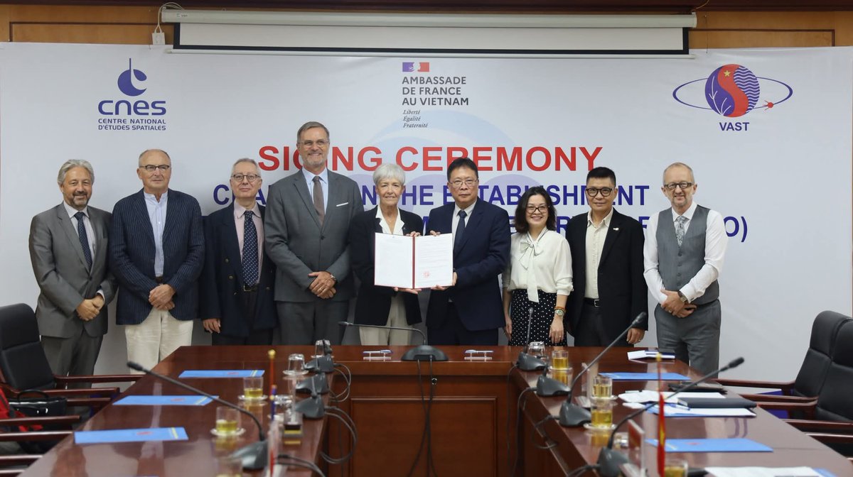FranceAuVietnam's tweet image. 🇻🇳 devient signataire de la charte de l’Observatoire #Spatial pour le #Climat 🌍
À l’occasion de la visite des cosmonautes 🇫🇷 Claudie &amp;amp; Jean-Pierre Haigneré, Hanoï a rejoint cette initiative internationale pour exploiter les données #satellite au service de l’action climatique.