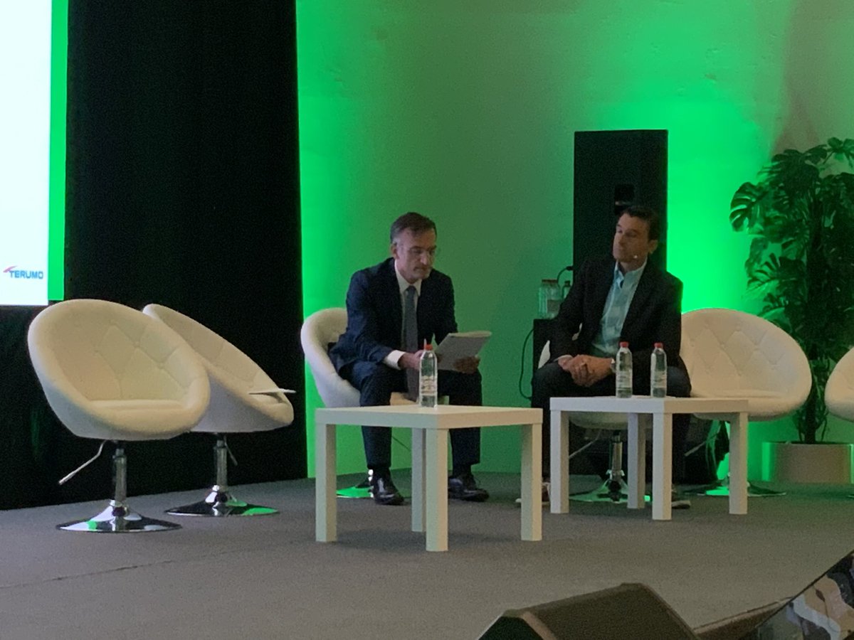 Los doctores José F. Valderrama Marcos y Carlos Velázquez Velázquez, moderan la mesa de las comunicaciones orales  que optan al Premio “Luis Castillón” en este #CongresoSACCV. Abre la sesión el Dr. Alexey Lavreshin.