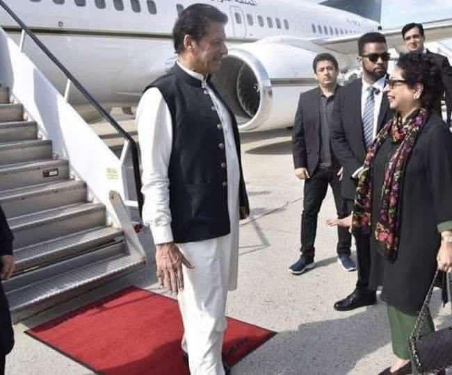 وہ تاریخی سین یاد ہے؟ سعودی جہاز نے کہا “گند زیادہ نہ ہو جائے” اور کپتان کو زبردستی اتار دیا گیا۔ آگے ملیحہ لودھی نے واش روم کا میٹ بچھا کر ریڈ کارپٹ شو کیا۔ جہاز روانہ، اور کپتان نیویارک میٹرو میں آوازیں لگاتا پایا گیا:
“سکیاں روٹیاں تو پتیسہ… لیلن دیاں جوتیاں تو وی پتیسہ… 
تے