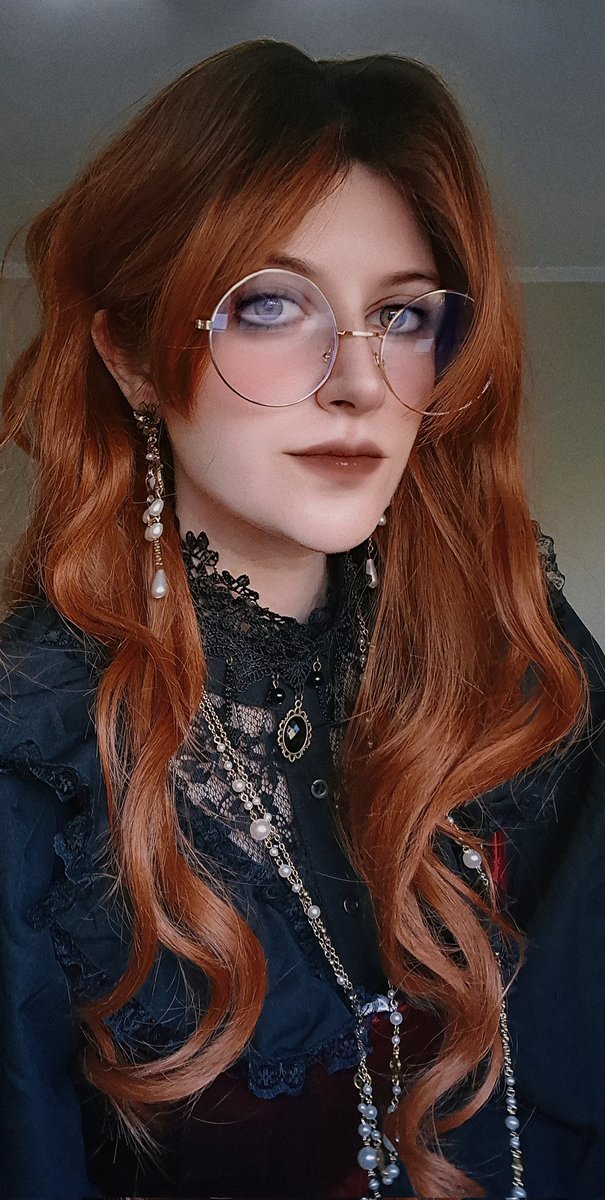 Aun le tengo q cambiar las mangas a la blusa y añadirle los botones al corpiño, pero como pueden pasar 700 años de aquí a que haga eso o no...
#ADOMA   

La falda es 😩✨️✨️ por detrás llevo un lazo negro precioso, pero no se ve.

Ahora silencio y sacar 1 folio, teneis examen.