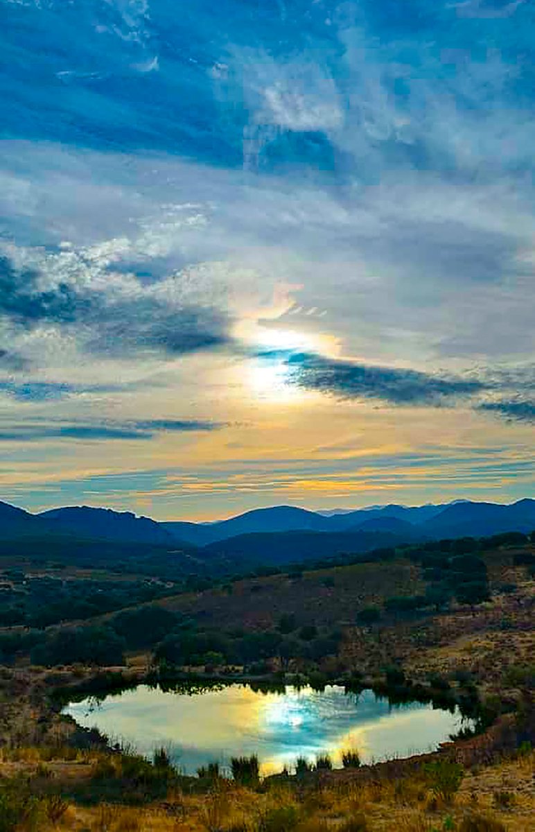 Amanecer desde la reserva de la biosfera de Monfragüe con la Sierra de las Villuercasal fondo. <a href="/ecazatormentas/">Cazatormentas</a>  <a href="/RAM_meteo/">RAM: Revista del Aficionado a la Meteorología</a> <a href="/astrovilluercas/">Astrovilluercas</a> <a href="/lasextameteo/">La Sexta Meteo</a>  <a href="/AEMET_Esp/">AEMET</a>  <a href="/mairodrigz/">Maider Rodríguez</a>  <a href="/ZubiaurreTV/">Isabel Zubiaurre</a>  <a href="/agomezmeteo_tve/">Andrés Gómez</a>  <a href="/HimarGonzalez/">Himar González</a> 
 <a href="/ElTiempoA3/">El Tiempo de Antena 3</a>  <a href="/tiempobrasero/">Tutiempo</a>