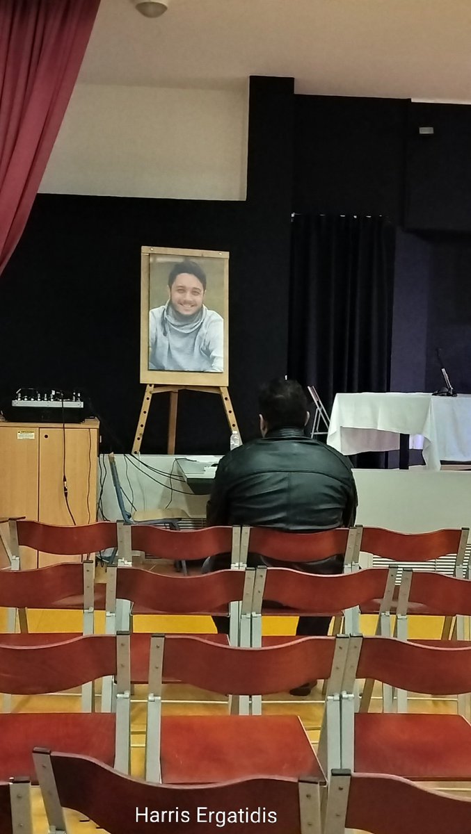 Ο Πάνος Ρούτσι, μόνος και αντικρυστά με το πορτρέτο του γιού του Ντένις, στην εκδήλωση που έγινε στις 27 Φλεβάρη του 2025 στο σχολείο του.
Το περιστατικό αφηγείται ο καθηγητής του Ντένις Αλέξης Σπύρου:
«Όταν όλος ο κόσμος αποχώρησε από την αίθουσα εκδηλώσεων του σχολείου που