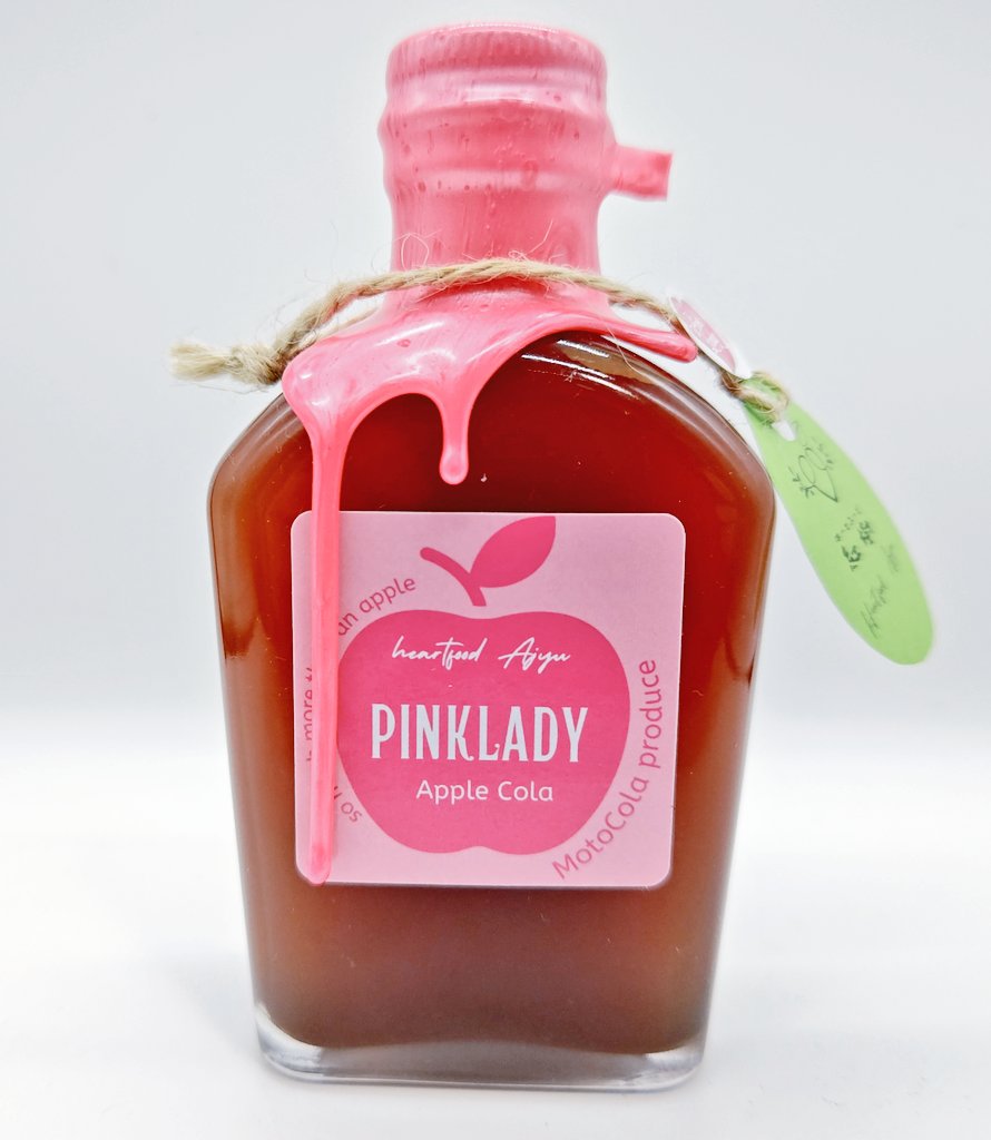 London_Sunset's tweet photo. 大いなる自己満足計画(第13期)
MotoColaシリーズ PINK LADY
-Apple Cola-
花友フェスタ限定で販売されたりんご🍎ベースのシロップ。PINK LADYと名を冠したりんごを使用。ハイビスカスの香りを身に纏いスパイスがりんごの甘味を引き立てる。5万本買い置きすれば良かった。
#クラフトコーラ
#MotoCola https://t.co/3OxO5pUkOr