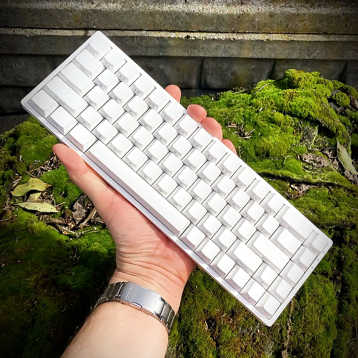 More pics of Fun68 by <a href="/MonsGeek/">MonsGeek</a> - this time accompanied by switches: the yellow one is Akko Flash Magnetic, the blue one is Astrolink Magnetic. The keyboard feels surprisingly premium for such a small price tag. Monsgeek has also improved the web driver substantially.