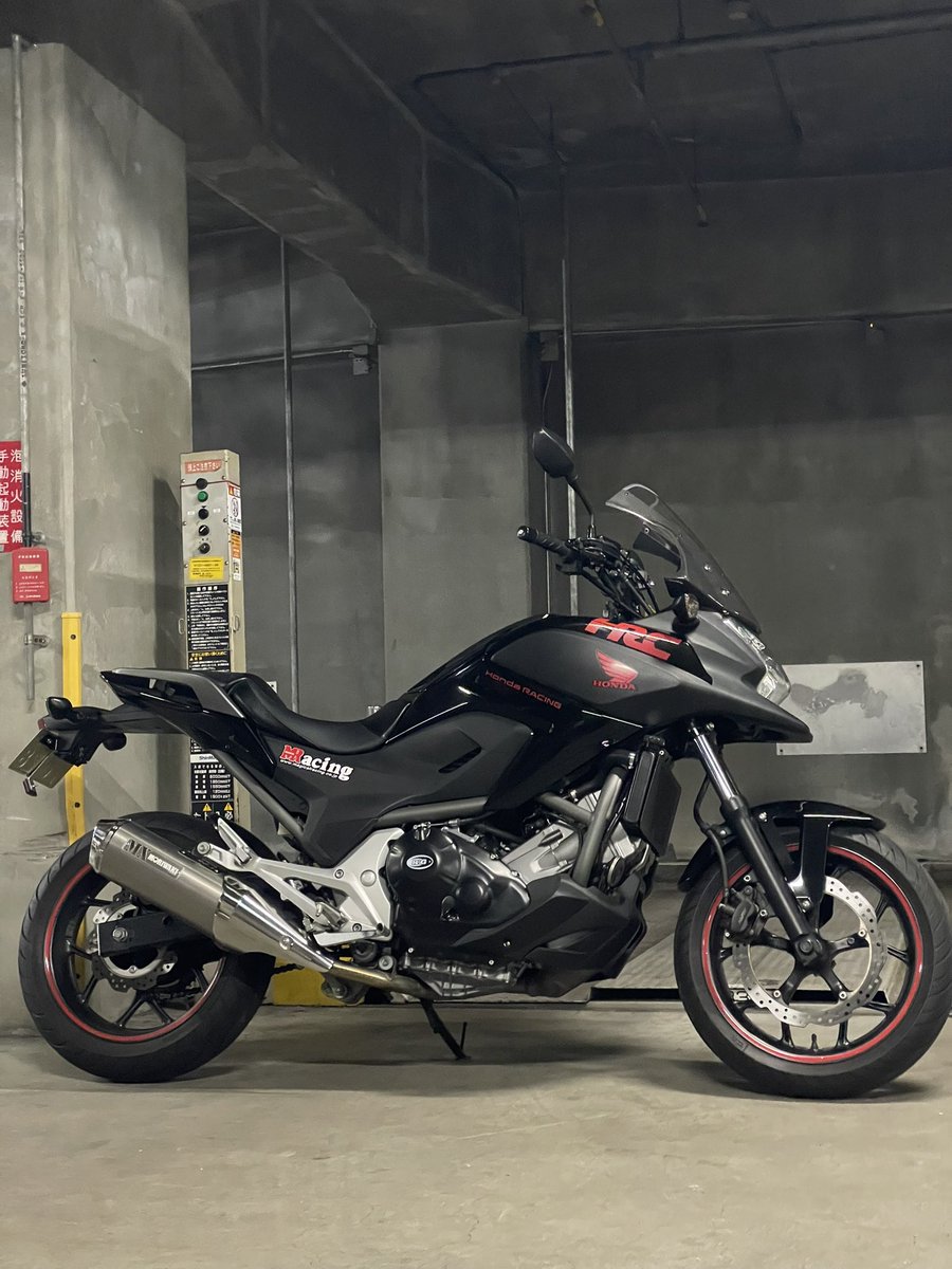 0kj11's tweet photo. 教習車感を無くしていくカスタム
モリワキ、マジカルレーシングからのステッカー👍

#バイク
#ホンダNC700X https://t.co/Bea5igEDcy
