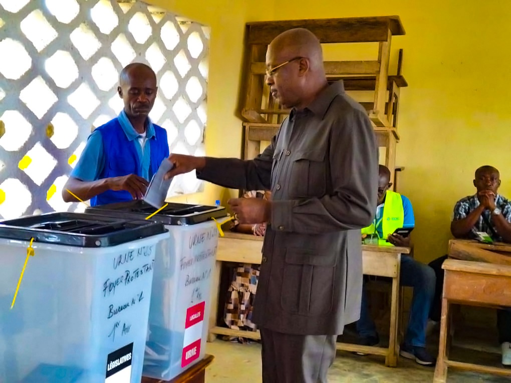 Ce matin à Lambaréné, j’ai accompli mon devoir citoyen. Je vous invite, chers concitoyens, à faire entendre votre voix, dans la paix et la responsabilité. 
Ensemble, faisons entendre nos voix pour écrire l'avenir que mérite notre cité

Bonne journée de vote à toutes et à tous 🗳️
