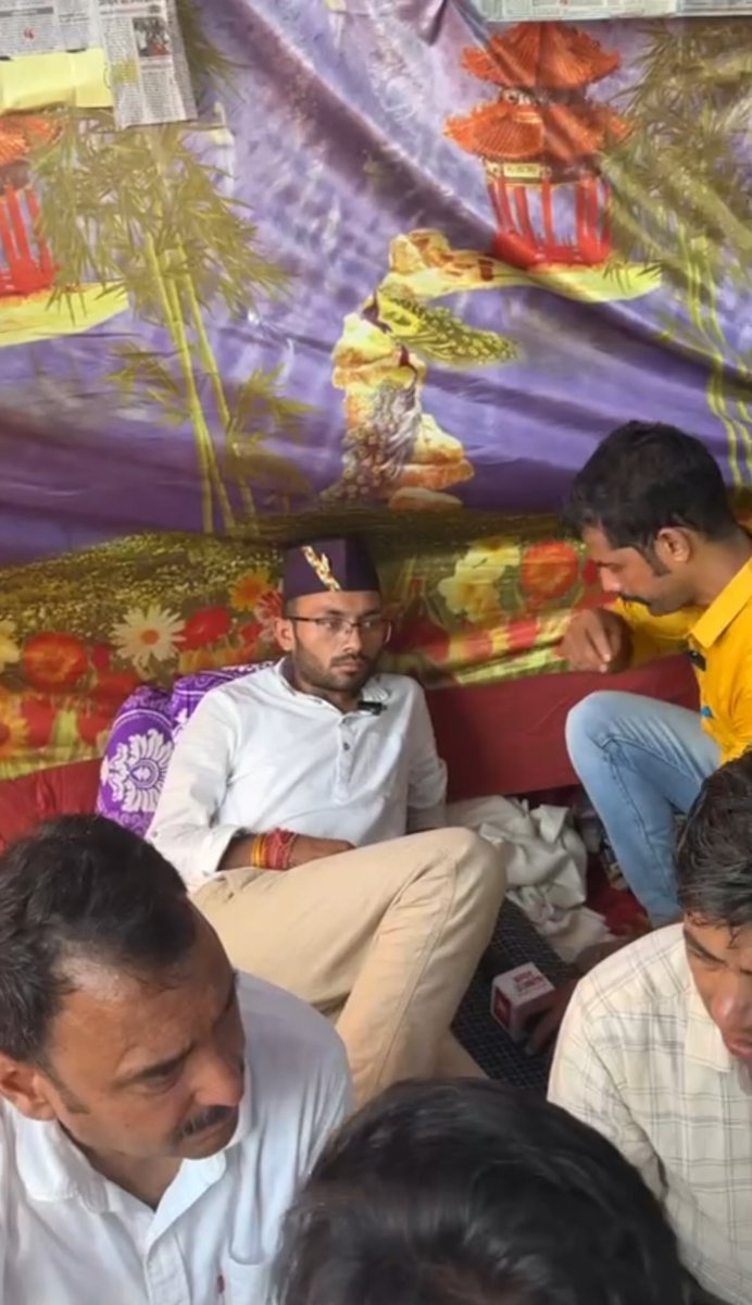 student_forevr's tweet photo. भूपेंद्र कोरंगा भाई की भूख हड़ताल का तीसरा दिन ,

डॉक्टर चेक अप के लिए आए है , 😭💔

#पेपर_चोर_गद्दी_छोड़ 

@pushkardhami शर्म करो और सारी मांगे मानो । https://t.co/istKqMCfMT