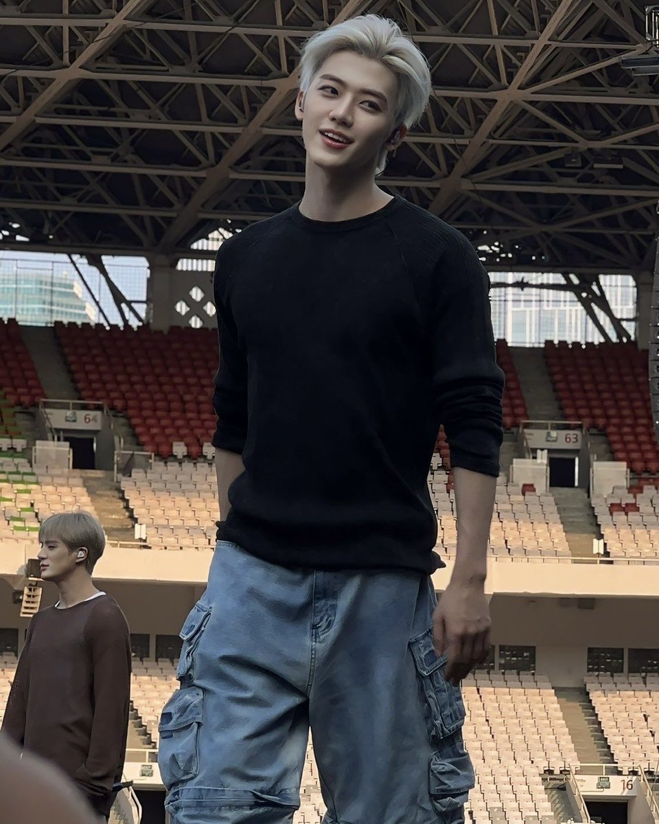 thirteenna's tweet photo. dang thats why the outfit looks so familiar 😭

tds4 jakarta                       tds3 jakarta https://t.co/GyJpLd7n0W