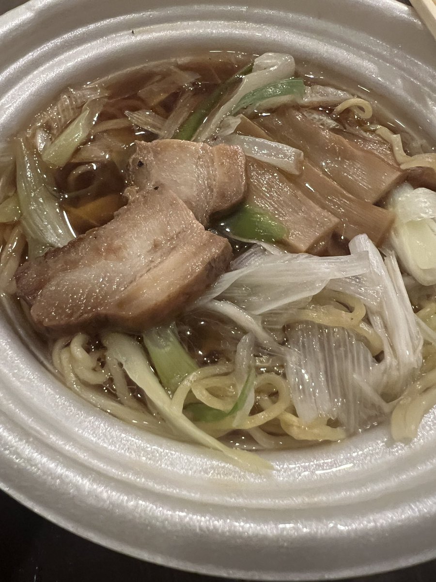 長野、山梨のセブンイレブン様で信州麺友会公認【王様中華そば】が絶賛発売中です🍜✨馴染みのお店に行くと、気合いの入った陳列に嬉しくなりました。当然、毎日爆売れ💨のようです！味もコンビニ麺の領域を超えています‼️11月下旬まで‼️是非お買い求めください💨#信州麺友会　#セブンイレブン