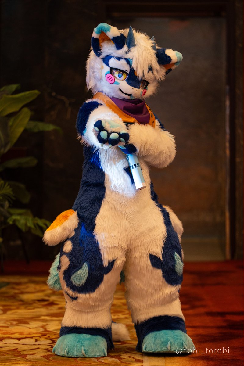 快跟我一起过来看看
#FursuitFriday