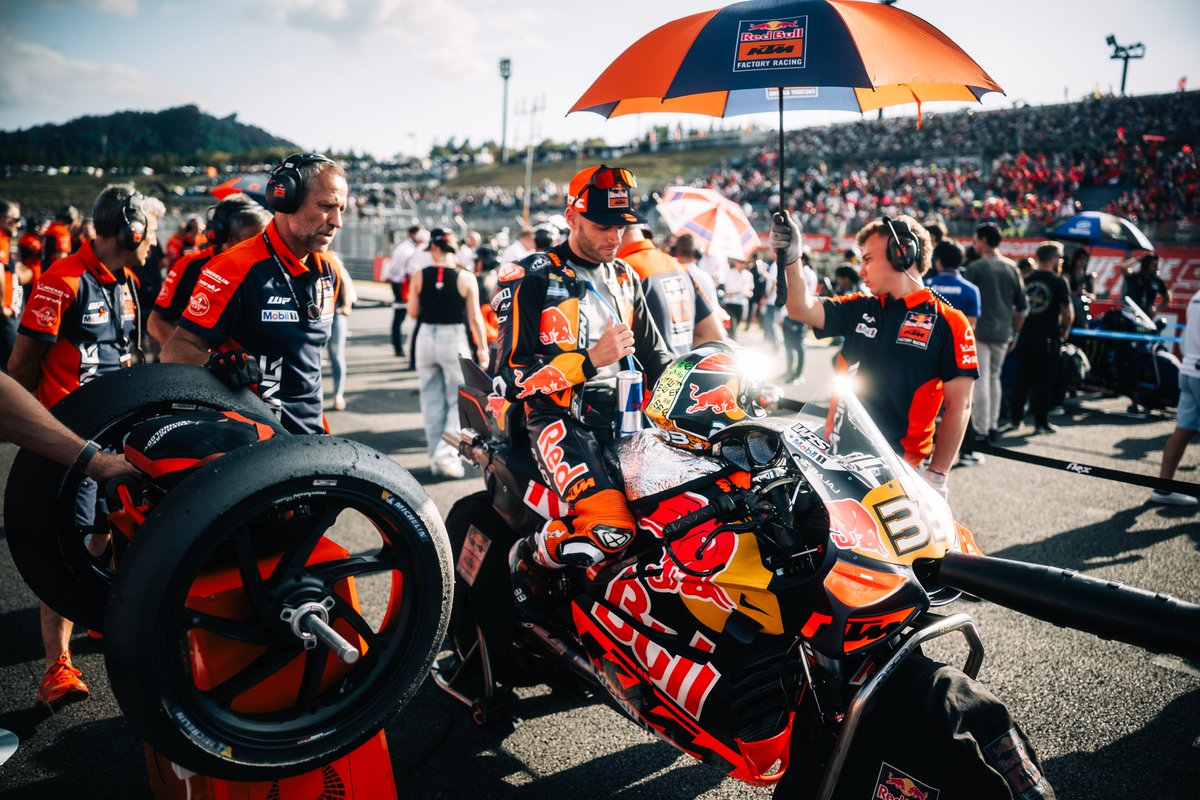 KTM_Racing's tweet photo. 🎙️ @BradBinder_33 P12 | SPRINT
"I got hung out to dry with the carnage at the start. I was really lucky to escape the mess. After that I tried to come through but it was difficult to overtake so many bikes. I managed to pass a couple of guys. We’ll make a plan for tomorrow." https://t.co/6QpYgn4qT0