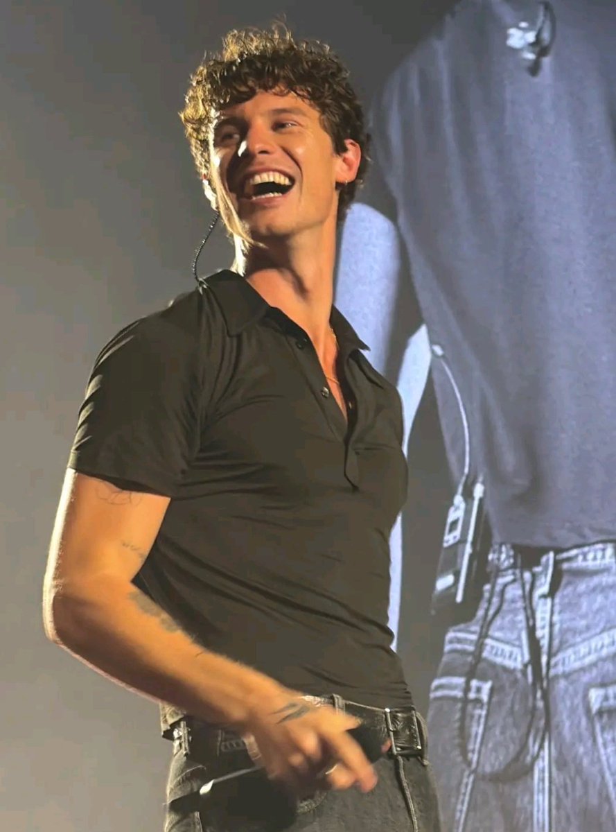 Shawn Mendes truly meant it when he said he "found himself" like him being back on stage with the biggest smile on his face, surrounded by his family, having sm fun on+off stage &amp; being so giddy like please he deserves all the love in the universe:,)