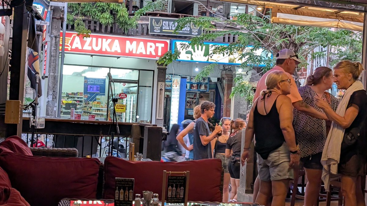 spidicus's tweet image. How old is this kid at the front of the bar, ?????