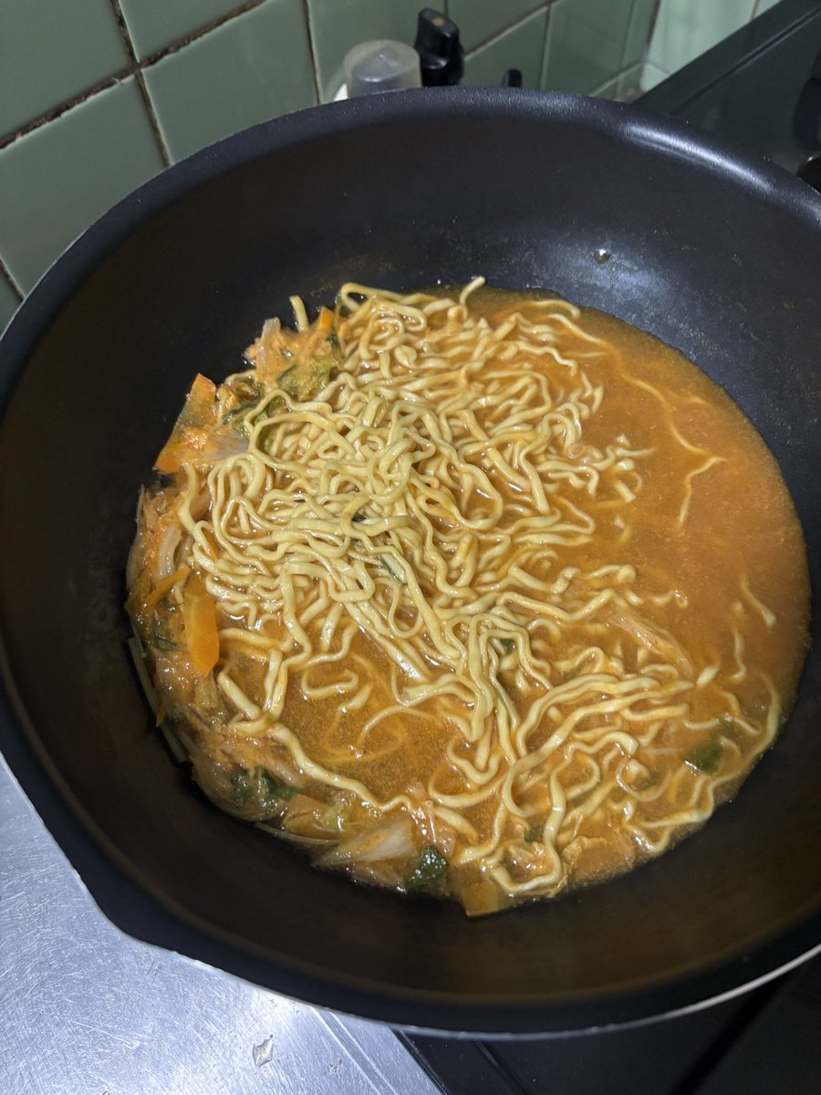 このクッソしんどい中キムチ鍋やった自分を褒めてあげたい

ちゃんと締めのラーメンまで頂きました🍜