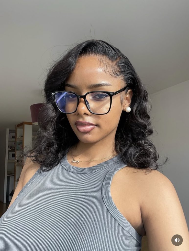 Esmart26's tweet photo. One fact about girls that use glasses? 🤔 https://t.co/2wO5QuoRvm