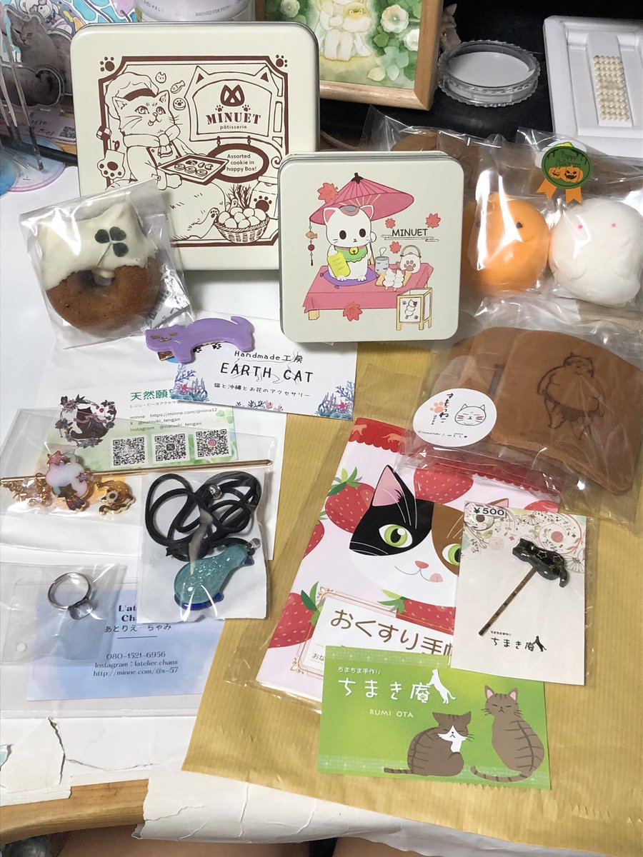 #にゃんだらけ19 に行ってきました。
うん、やっぱり猫は正義‼️だと再認識しました✌️
購入品の数々
#MINUET さんのクッキー缶とか
#両国とし田 さんの瓦煎餅とか
#ちまき庵 さんのお薬手帳とヘアピン
#あとりえちゃみ さんの黒蝶貝の指輪
#カツラギコウボウ さんのグラスペンダント
（つづく）