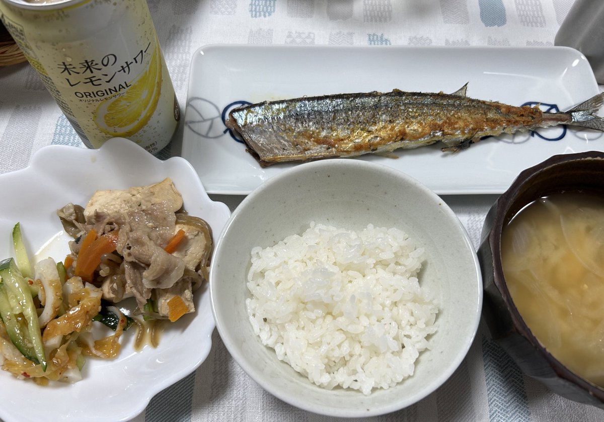 広島に想いを馳せながら作った飯を食う。
秋刀魚。肉豆腐。きゅうりとちくわの中華クラゲ和え。味噌汁。
未来のレモンサワー先月くらいからようやく会津でも販売されるよーになった！