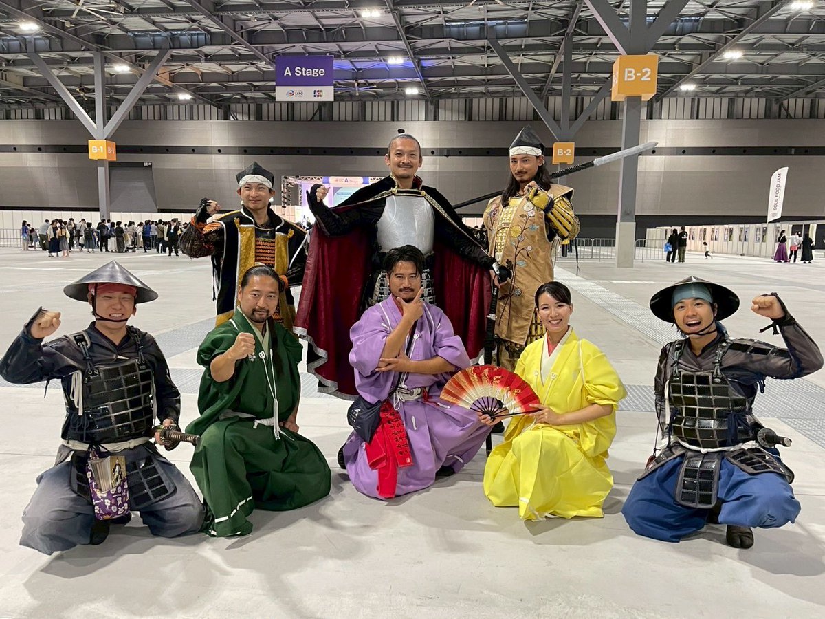 nagoyabushotai's tweet photo. #ツーリズムEXPOジャパン2025
三日目、これにて終いである！！

今日から明日にかけては一般の客人も入れるようになり、どえりゃあ賑わいを見せておったぞ！！

火の国まつり以来の熊本城おもてなし武将隊との共演、そして、愛知名古屋ぶーすにはサックス侍殿もいるなど、てんこ盛りの一日であった！！

明日は徳川殿、清正、慶次、踊舞、なつが出陣するでな！！
待っとるぞー！！

ひでよし
#名古屋おもてなし武将隊
#スカイエキスポ