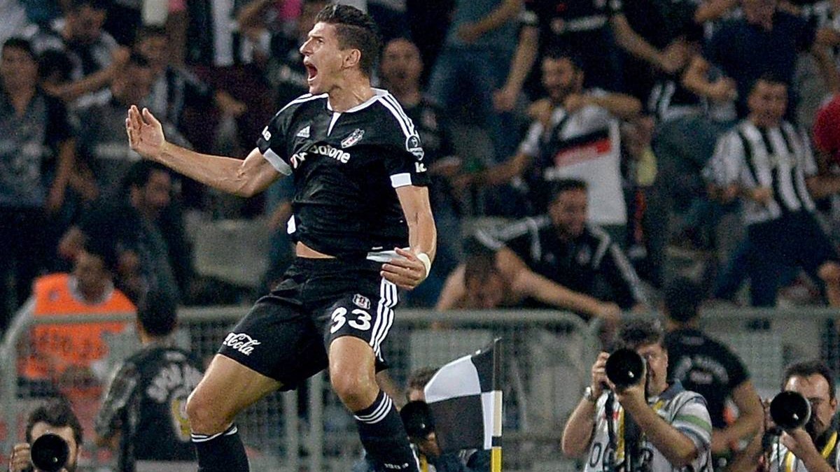 10 sene önce bugün.

Beşiktaş, Fenerbahçe'yi 3-2 mağlup ederek uzun süre sonra ilk derbi galibiyetini aldı.