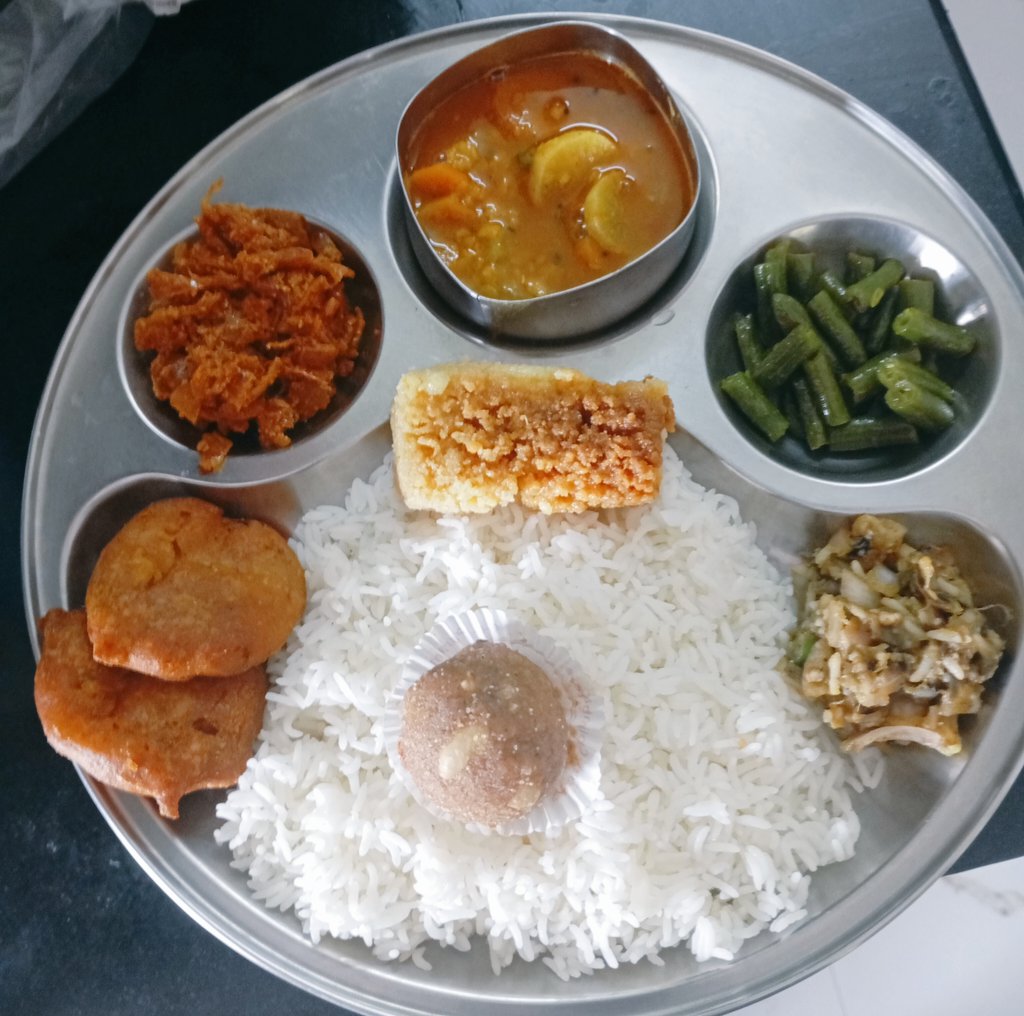 ADikshita's tweet photo. Today's special lunch 😋

- Steamed white rice

- Crispy onion bajji

- Brinjal &amp; onion thuvayal

- Simple beans stir-fry

- Radish sambar

- Onion kootu

Sweet treats (laddu &amp; milk cake)

✨ A wholesome mix of taste crunch &amp; comfort!
#SouthIndianFood #HomemadeLunch #BalancedMeal https://t.co/CThh6TpfOc