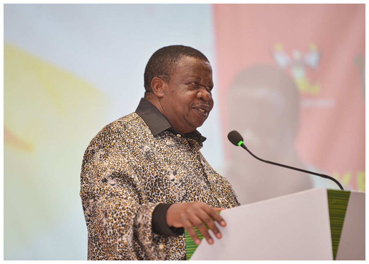 Yesterday, I had the honor to both attend and capture portraits of Gen. Kahinda Otafiire, the keynote speaker at the 2025 Nkrumah Day Public Lecture organized by Nkrumah Hall, Makerere University.

As a creative portrait photographer, this resonated deeply with me.