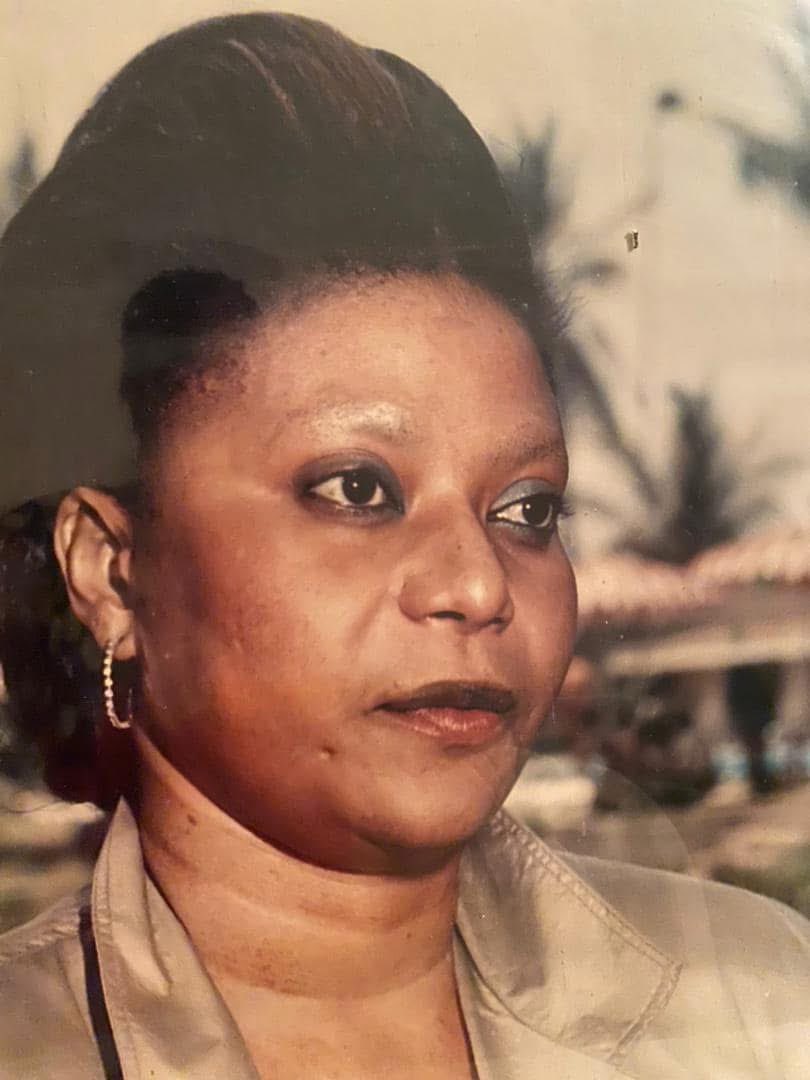 Il y a exactement 12 ans que Me Mame Bassine Niang était rappelée à Dieu. Elle est la première avocate sénégalaise du Barreau de Dakar. Elle y fut inscrite en 1975.

Fille de Bouna Sémou Niang et de Mbayang Madjiguène Débo, Mame Bassine Niang voit le jour
en 1951 à Tambacounda.👇🏿