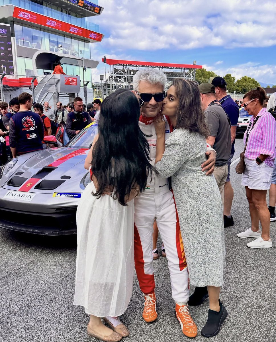 Karthik_Balasub's tweet image. Most beautiful family pic today 🥰♥️🤩

#Ajithkumar #ShaliniAjithKumar