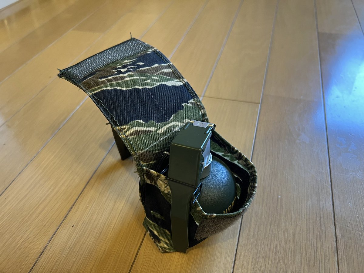 survconrod's tweet photo. 今度はグレネードポーチを作った。手抜きでファスナーテープにしちゃった。やっぱり難しいし入門用ミシンだと厚い物はまともに縫えないなぁ。 https://t.co/Te2saVp04F