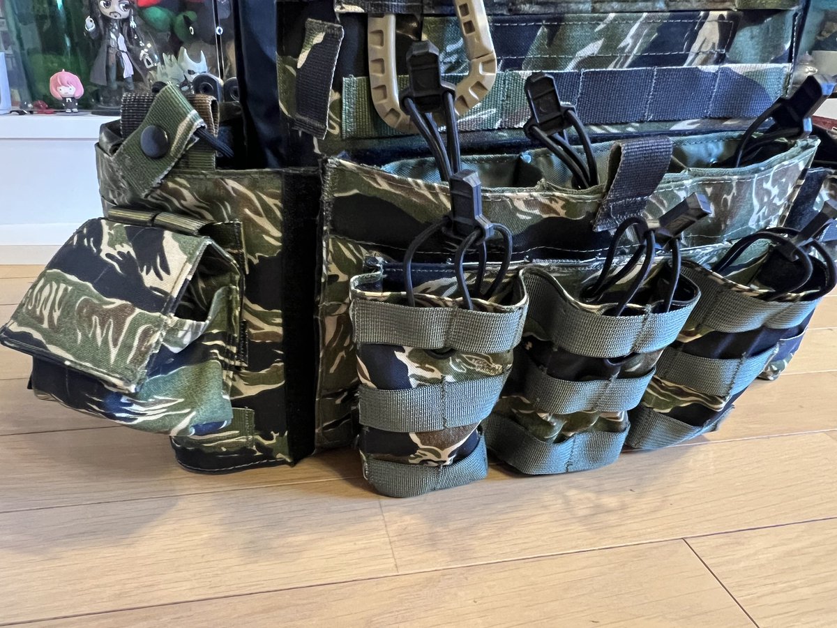 survconrod's tweet photo. 今度はグレネードポーチを作った。手抜きでファスナーテープにしちゃった。やっぱり難しいし入門用ミシンだと厚い物はまともに縫えないなぁ。 https://t.co/Te2saVp04F