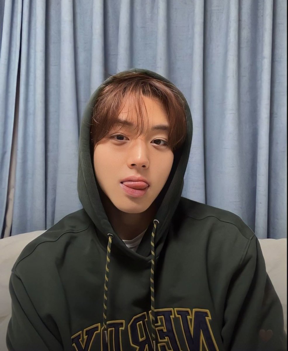 offsideash's tweet image. magandang gabi. ako pa rin ba?