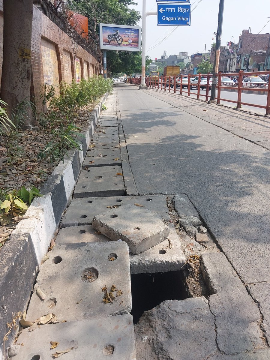 maheshk57782852's tweet image. पूर्वी दिल्ली के SLD DAV School Mausam Vihar से‌ सटी मास्टर प्लान रोड की सर्विस लेन की  खस्ता हालत। यहां से गुजरते हैं हजारों छात्र। ऊबड़-खाबड़ लेन के चलते राहगीर हो रहे हैं चोटिल