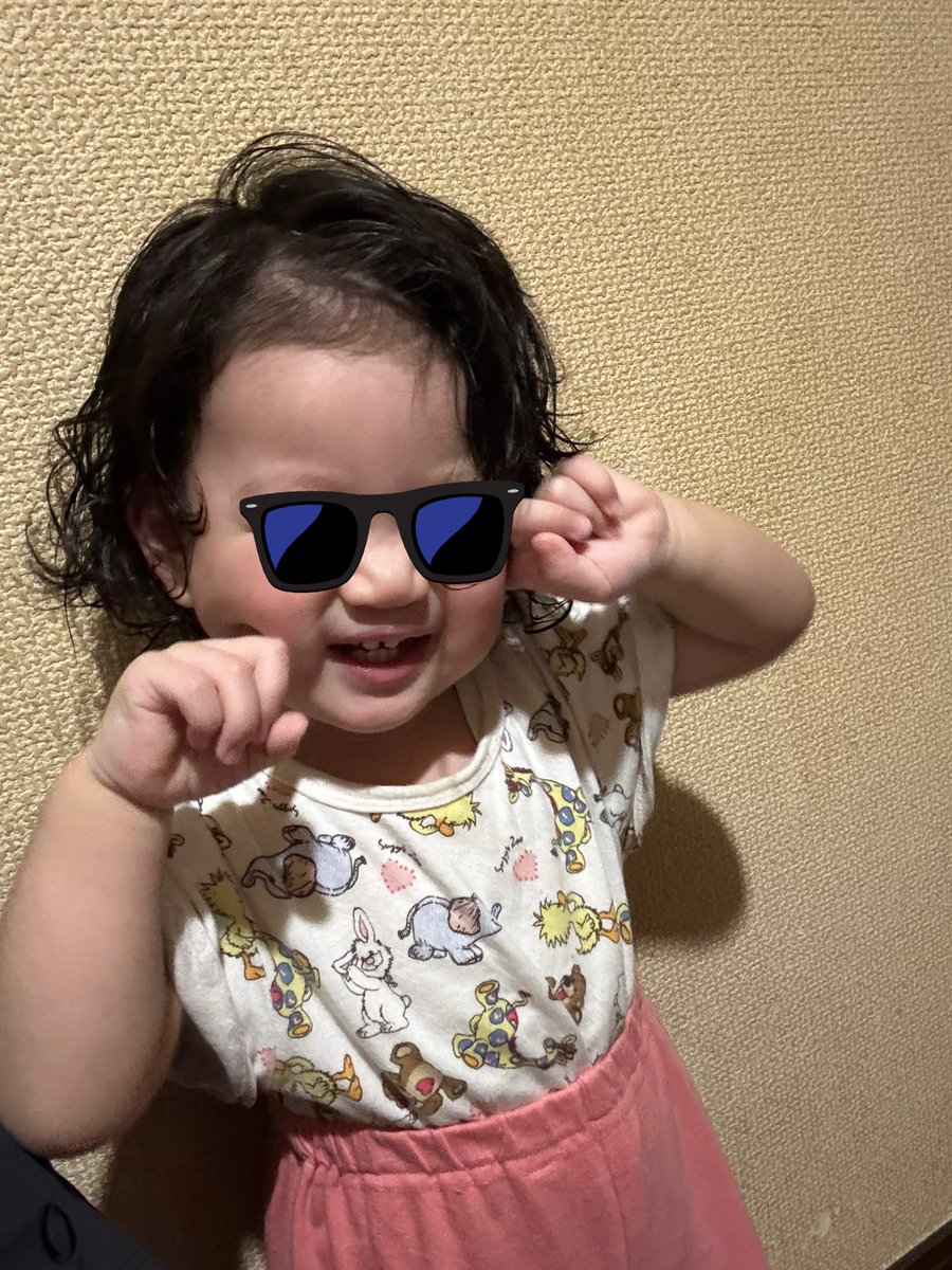 うちの娘は最近「かわいいってどうやるの？」って言うとほっぺに手を持ってかわいいポーズをすることを覚えた笑