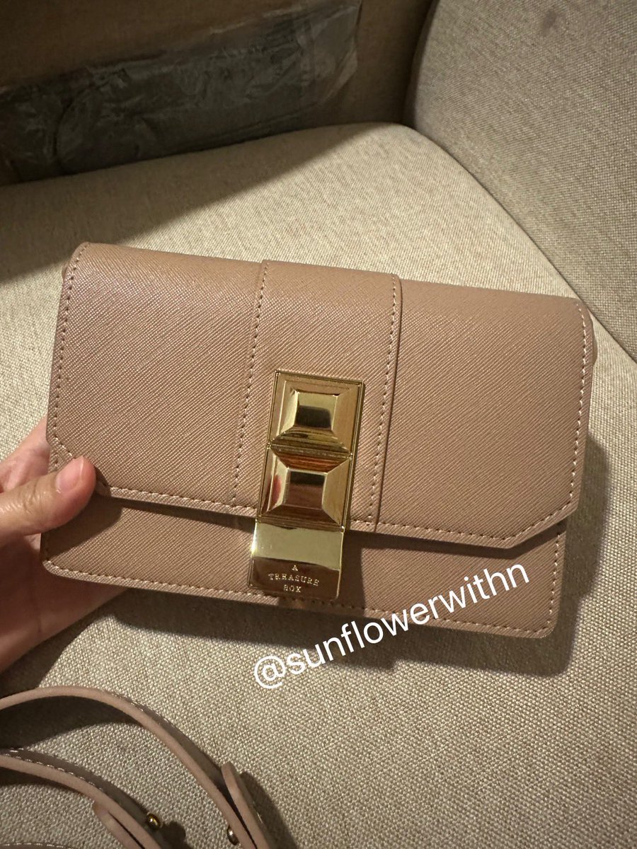 sunflowerwithn's tweet photo. ส่งต่อ atreasurebox flat layer สี dusty nude มีตำหนิจุดดำเล็กๆตามภาพ 3 มองแทบไม่เห็นต้องมองใกล้ๆ 🥺 อุปกรณ์สายครบ แต่ไม่มีกล่องนะคะ 
ราคา 1,400 บาทรวมส่ง (จากราคา shop 2,590)
#ส่งต่อatreasurebox #ส่งต่อกระเป๋า #ส่งต่อกระเป๋ามือสอง https://t.co/wbHFg1uB68