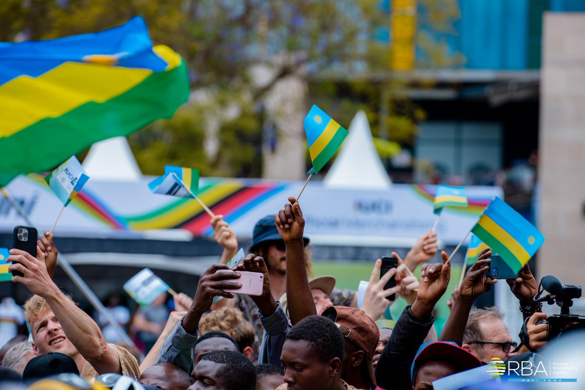 🚨AKA KANYA🚨

Shampiyona y’Isi y’Amagare iri kubera mu Mujyi wa Kigali igeze aho rukomeye.

Isiganwa ribanziriza irya nyuma muri 13 azayikinwamo ni iry’abagore, bagiye kurushanwa mu gusiganwa mu muhanda ku ntera y’ibilometero 164,6.

Abakinnyi 114 bo mu bihugu 44 bitandukanye ni