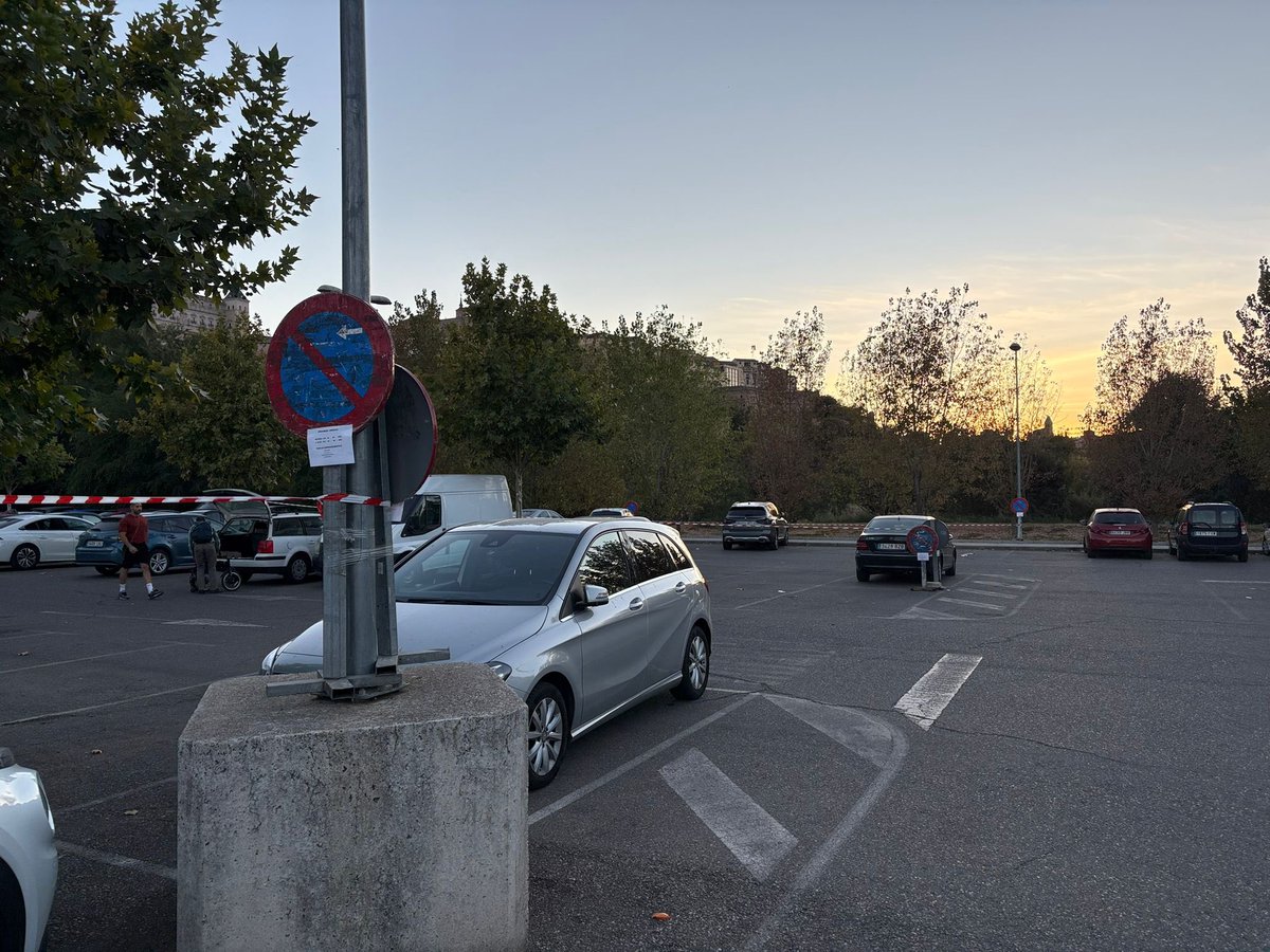 El lunes habrá unas 100 plazas menos de aparcamiento y el alcalde pone un cartel con nocturnidad, cuando muchos de sus usuarios ya están de fin de semana y los viernes muchos teletrabajan.  Verás q sorpresa el lunes.

🚨Quite esos días la zona magenta alcalde e informe