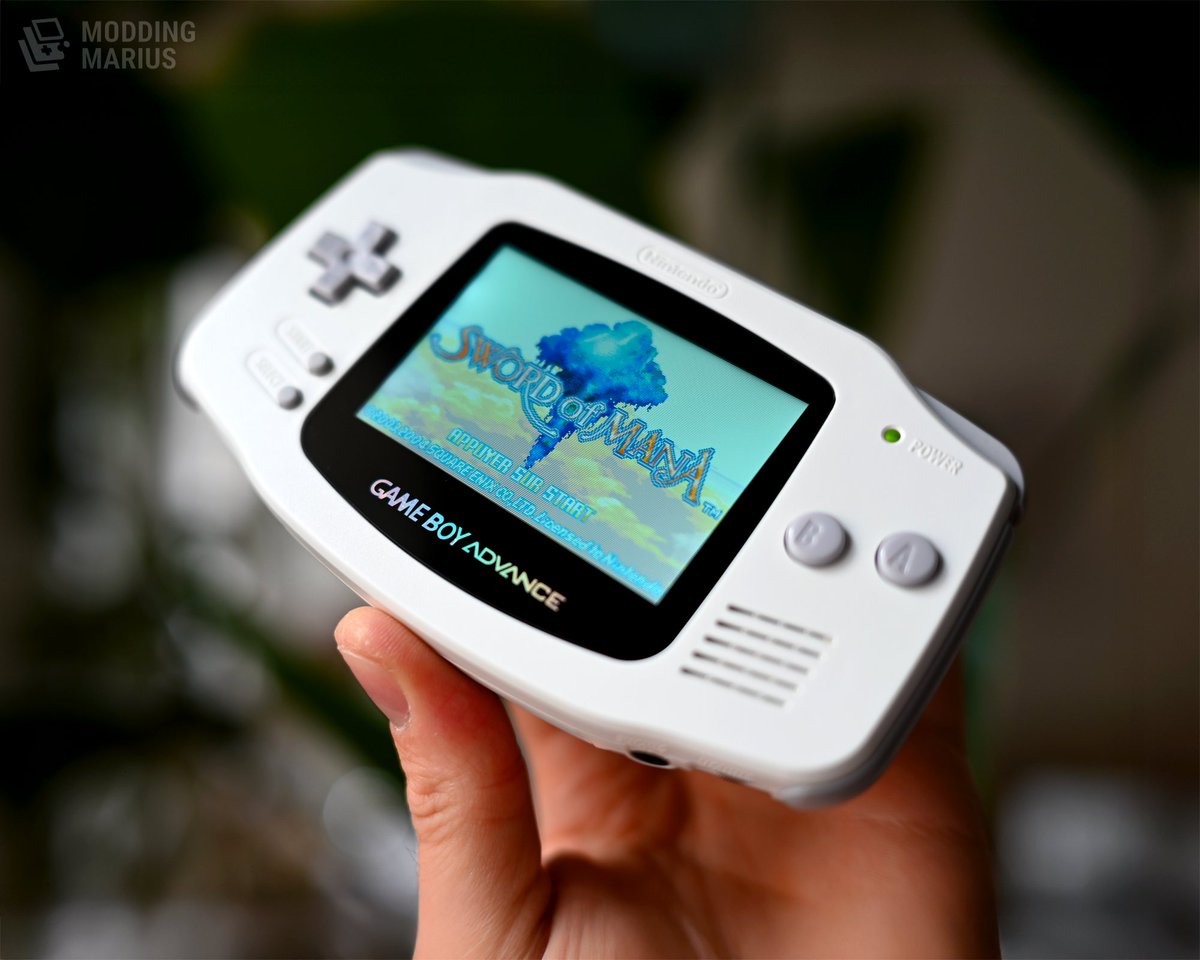 moddingmarius's tweet image. Retour aux sources, et ça fait du bien !
Une GBA dans sa coque blanche d’origine, remise au goût du jour avec un écran IPS laminé et une batterie USB-C.
Sobre et terriblement efficace 👌

---⚙️---
- IPS from Hispeedido 
- USB-C battery mod 
- Sound mod

🌳