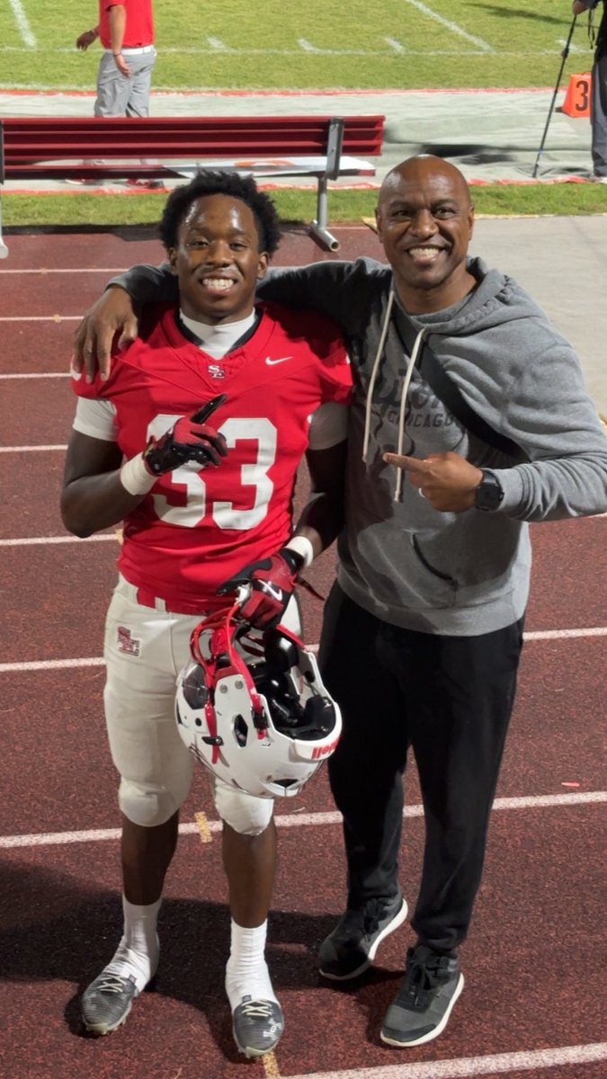 SabrinaWil29131's tweet image. It was a great honor for sonson @DarrionThurman3  to meet @paytonsun at the South Elgin High vs West chicago where they took the win @WGNNews