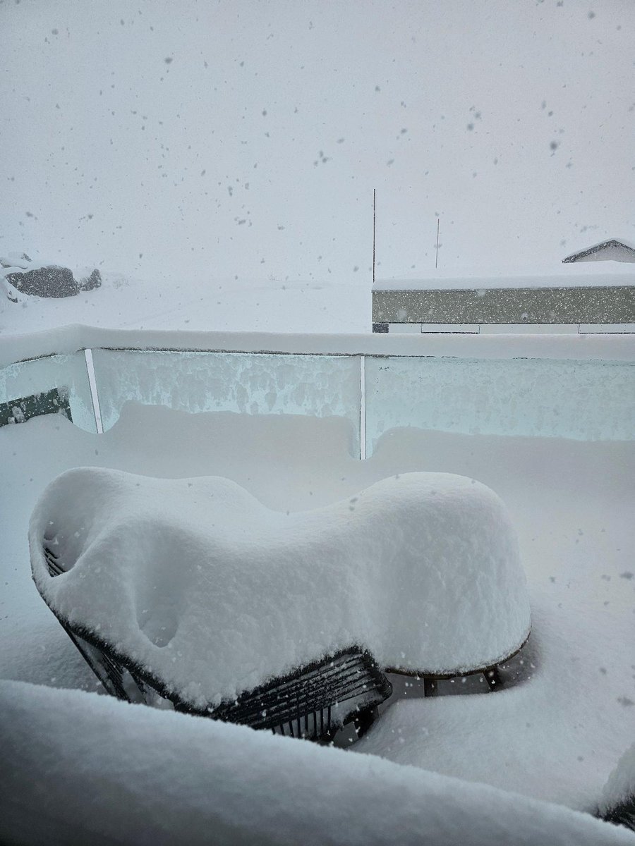 meteoschweiz's tweet image. Das diese Woche wetterbestimmende #Höhentief verabschiedet sich heute oberhalb von rund 2000 Metern mit 10 bis 20 cm #Neuschnee. Meteo Meldungen vom Grimsel-, Simplon- und Sustenpass.