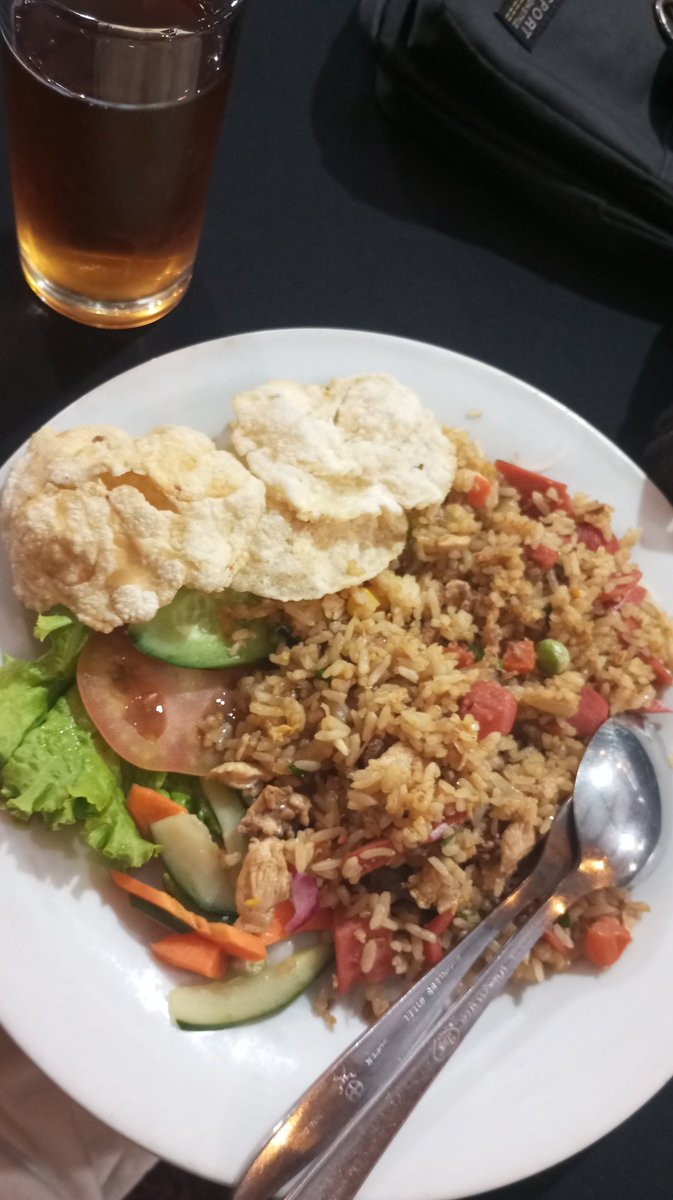 two_yuga's tweet photo. Pergi ke warung mencari keladi,
Duduk sebentar sambil melihat TV.
Mari merapat, kawan, jangan sendiri,
Nasi goreng dan es teh sudah menanti!

 @LiskSEA @BlockBaliCom @cryptosiastbali 
#LiskBali https://t.co/AGPxd13yAh