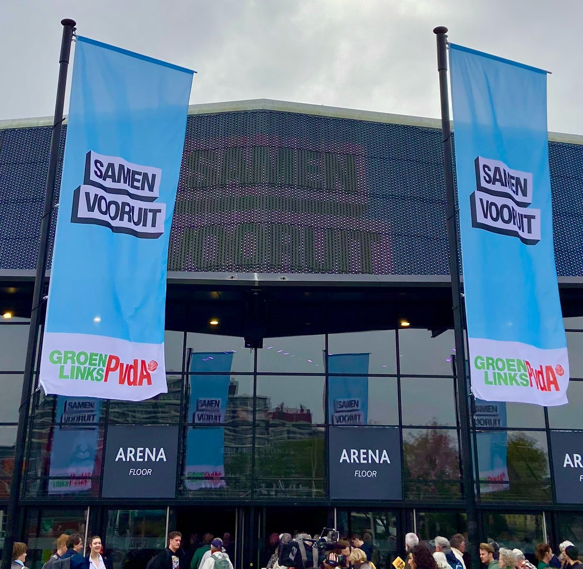 👋 Goedemiddag! Duizenden mensen komen vandaag naar Rotterdam voor het #GroenLinksPvdA Congres. 

Ben je erbij? Tweet mee met #SamenVooruit. 

Kun je er niet bijzijn? Kijk live mee op YouTube:
youtube.com/live/b8T083v6v…