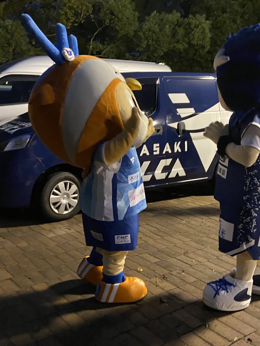 公園に灯りがともってて見に行ったら
ヴィヴィくんいた🥹キャンドル作ってたもんね☺️ルカちゃんとお話し中かな☺️