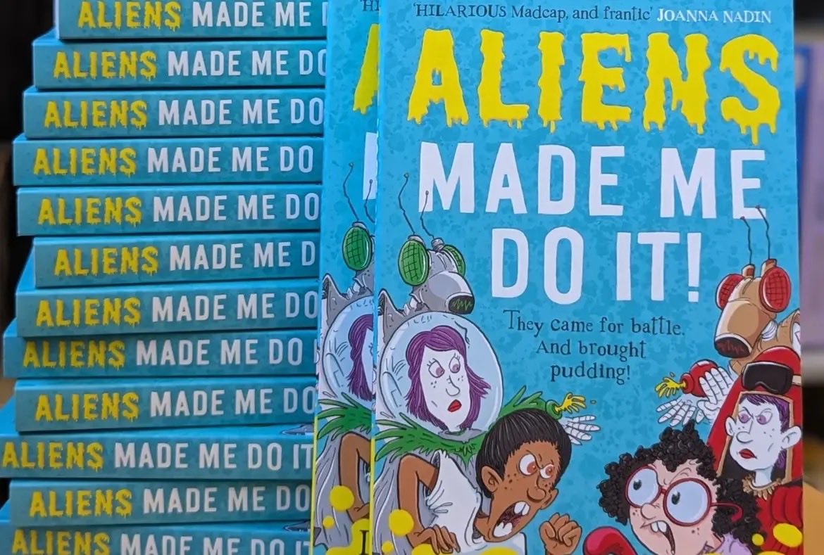 Book launch yesterday at ⁦<a href="/AdventureiB/">Adventure into Books</a>⁩ for Aliens Made Me Do It. Great to see so many kids interested in reading! #ReadingForPleasure